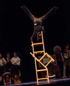 Esibizione di equilibrismo durante i seminari di approfondimenti e workshop di esperti