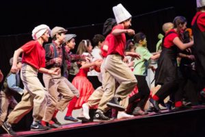 Bambini travestiti che si esibiscono sul palcoscenico durante uno spettacolo di cabaret